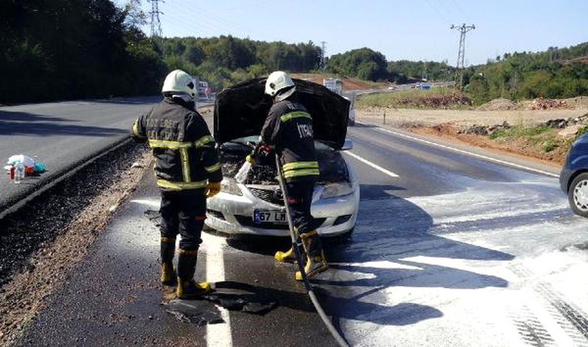 Hareketr Halindeki Otomobilin Motor Kısmı Yandı