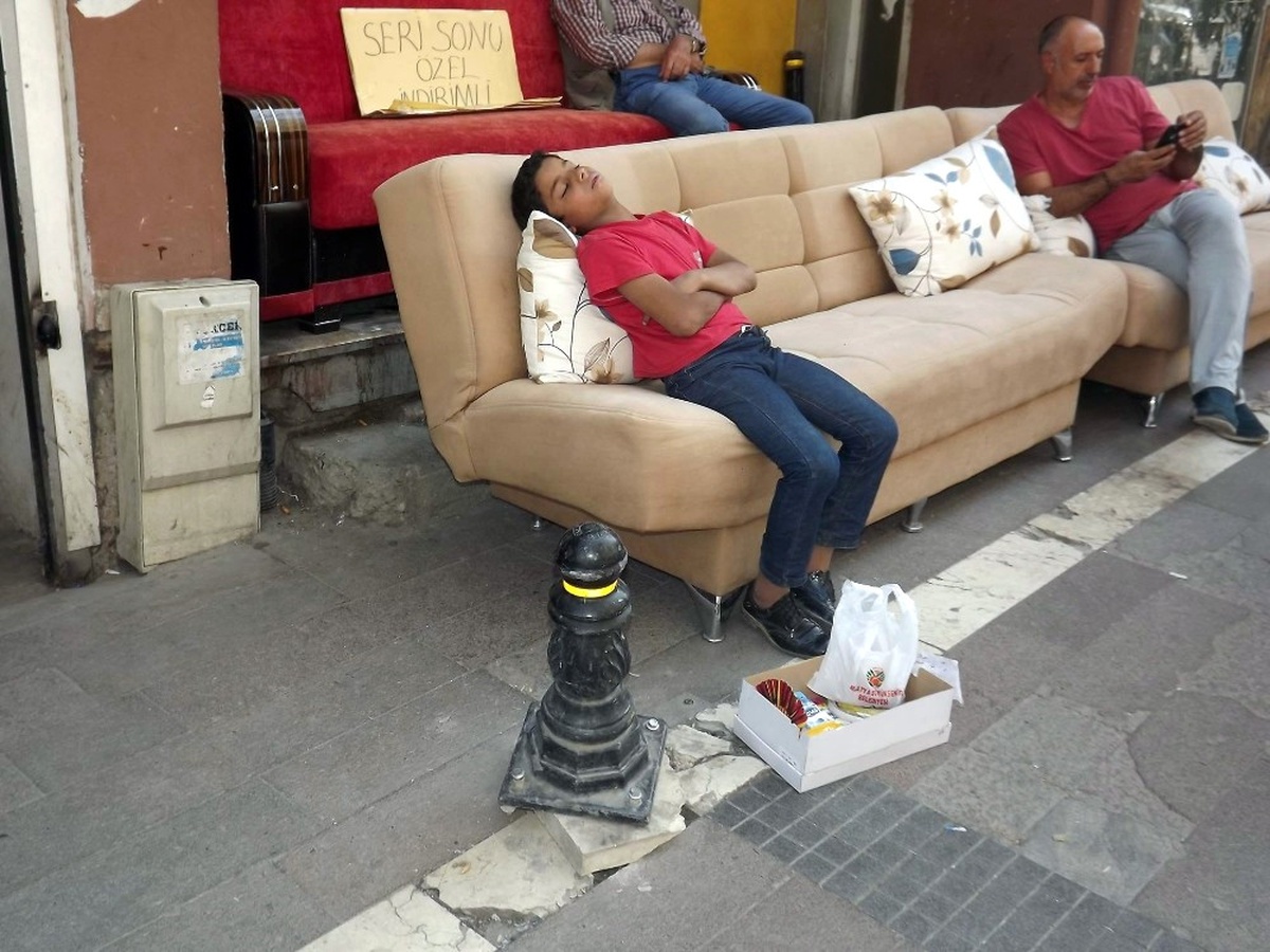 Hayatın Yorgunluğuna Dayanamayıp Uyuyakaldı