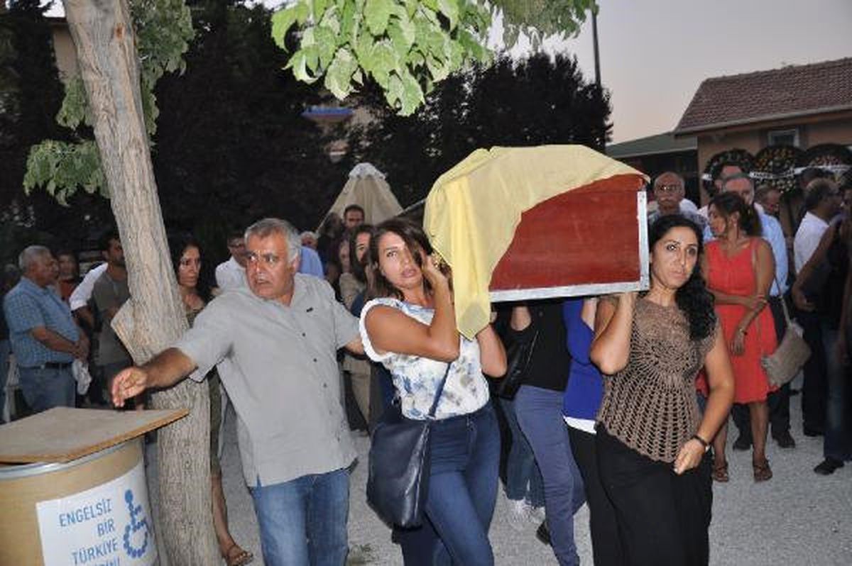 Hdp\'li Aysel Tuğluk, Annesinin Cenazesine Katıldı
