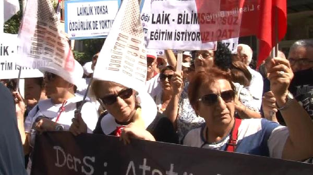 İl Milli Eğtim Müdürlüğü Önünde "Atatürksüz Eğitim İstemiyoruz" Eylemi
