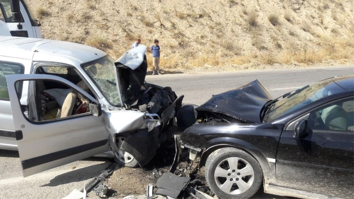 Kahta\'da Trafik Kazası: 9 Yaralı