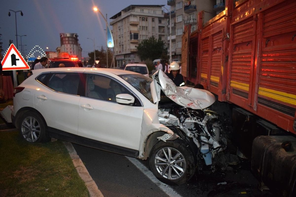 Kamyon Karşı Şeride Girdi, 3 Aracı Biçti: 2 Yaralı