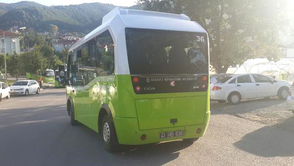 Kocaeli\'de Park Halindeki Yolcu Midibüsü Kurşunlandı