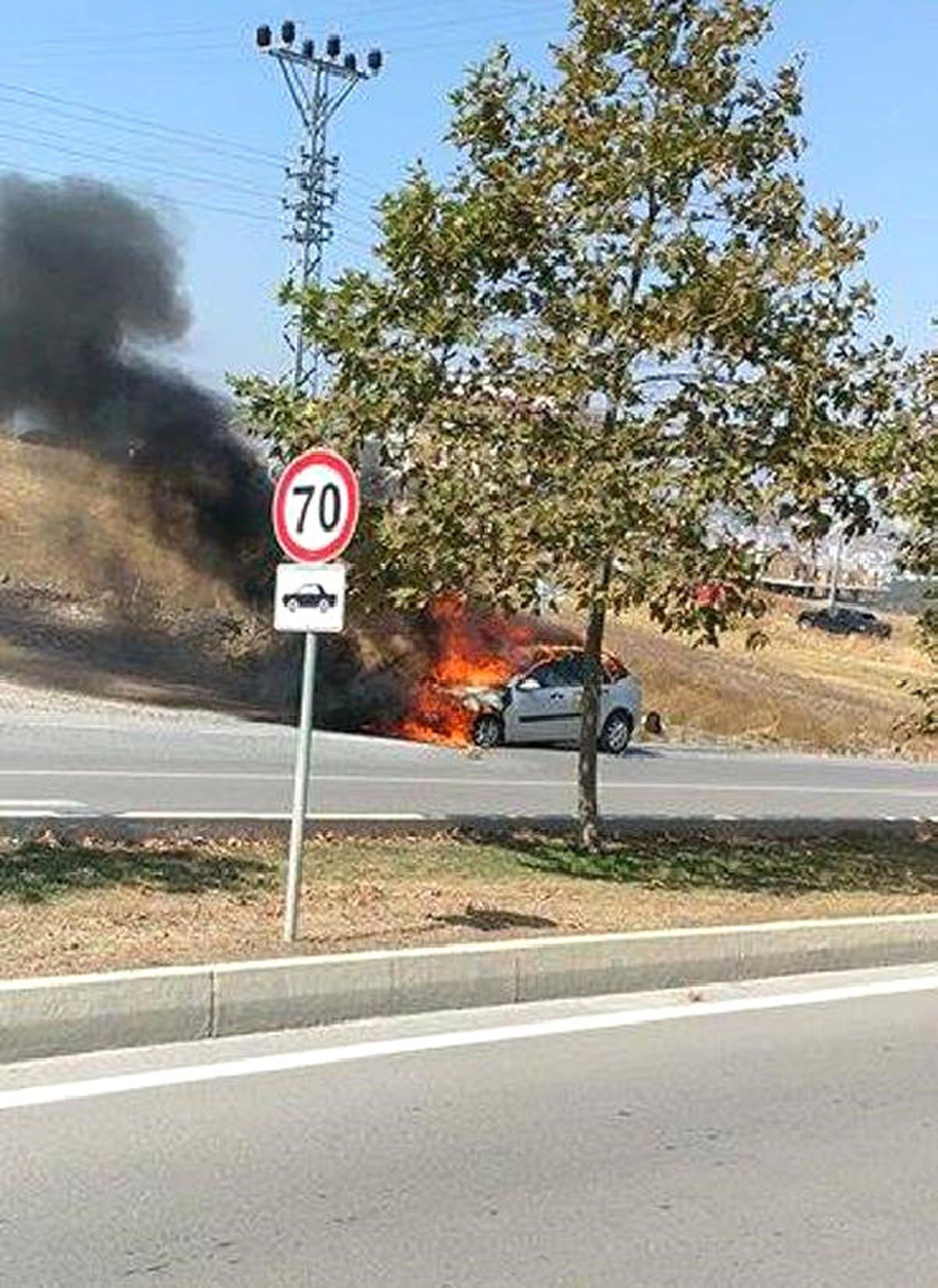 Motorundan Alev Alan Otomobil Yandı