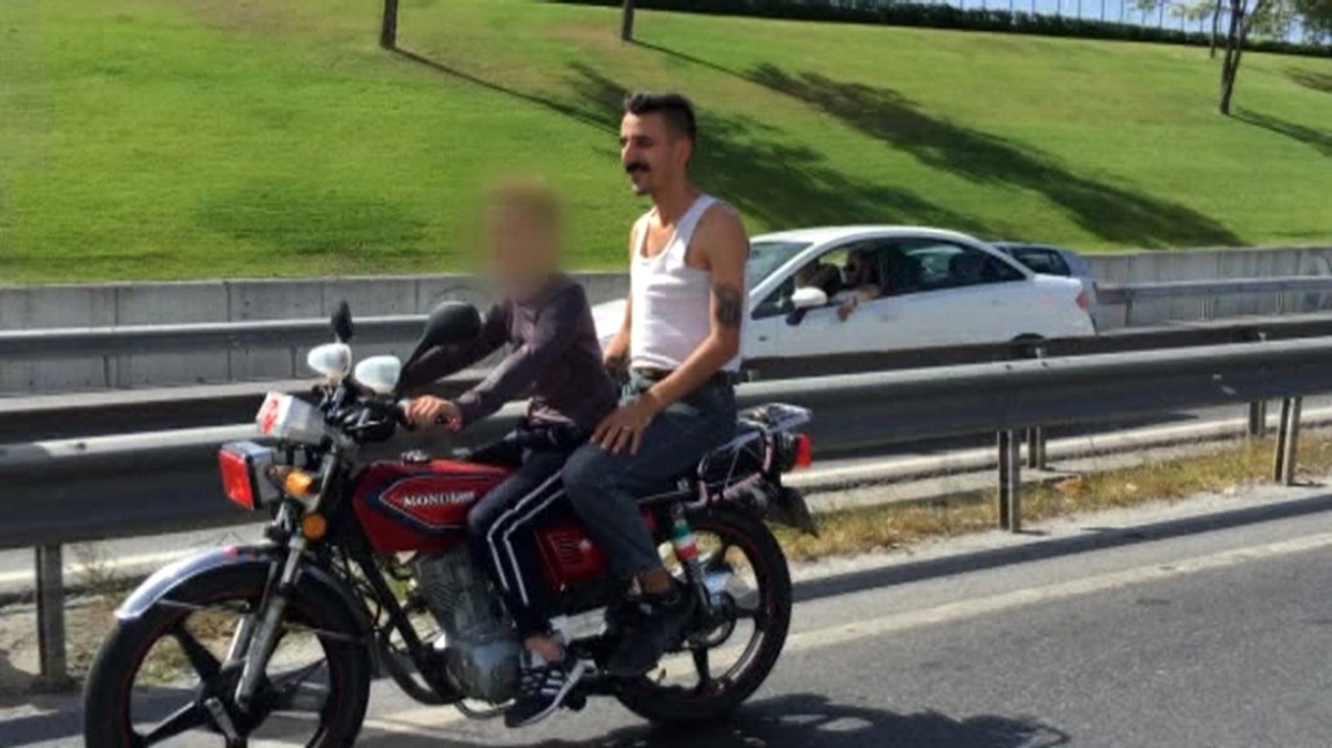 Motosikletli Çocuk Sürücü Ölüme Meydan Okudu, Arkadaşı Arkasında Dans Etti