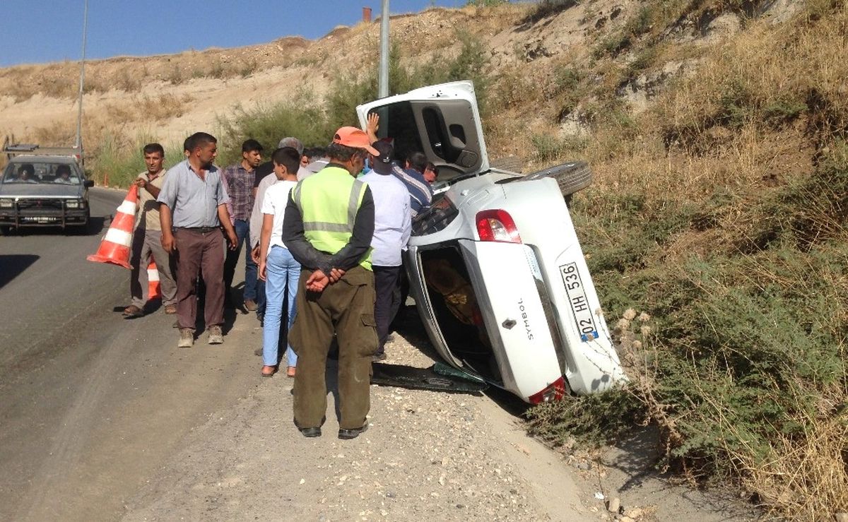 Otomobil Yan Yattı