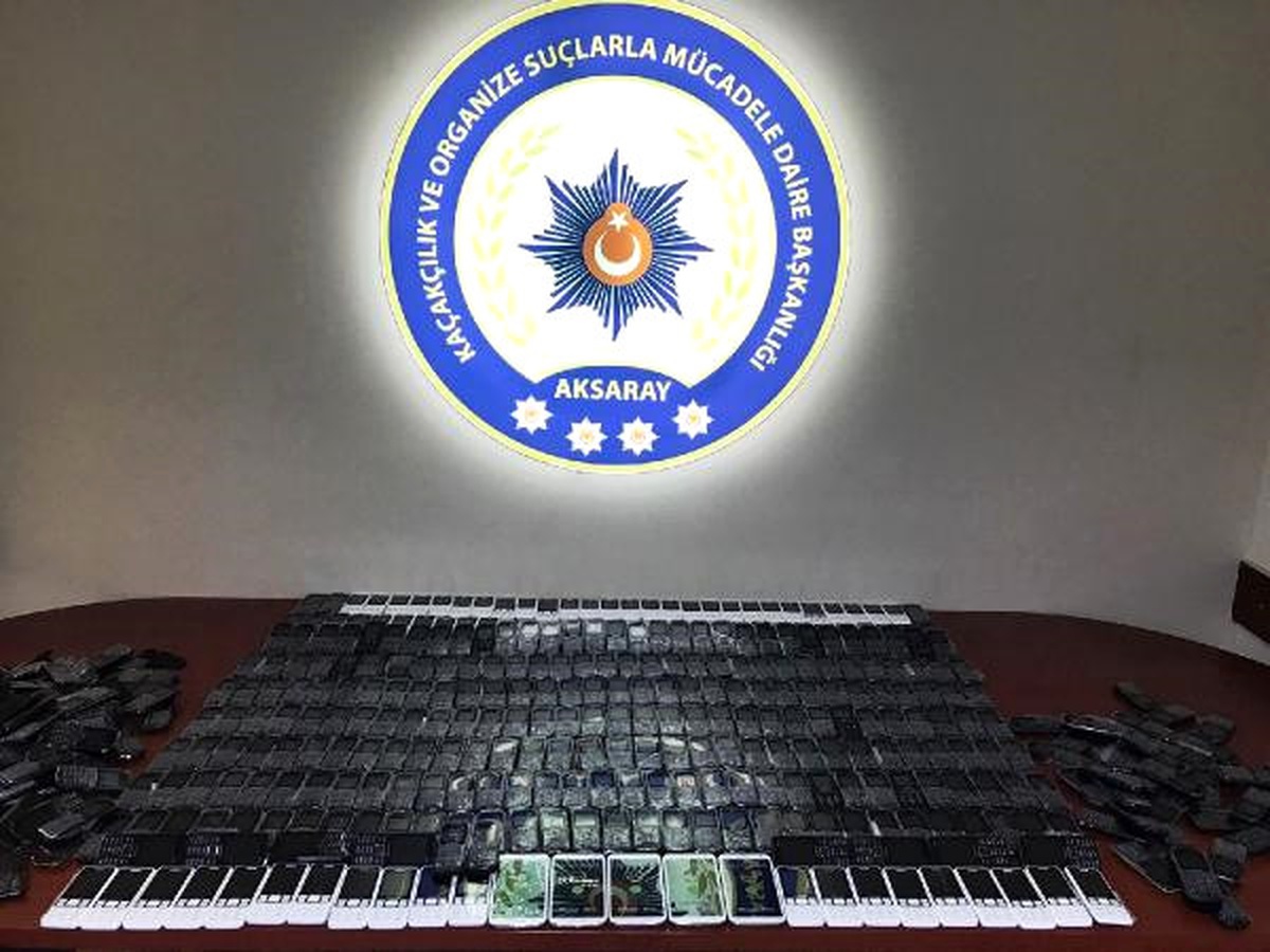 Otomobilin Yakıt Deposundan 500 Kaçak Cep Telefonu Çıktı