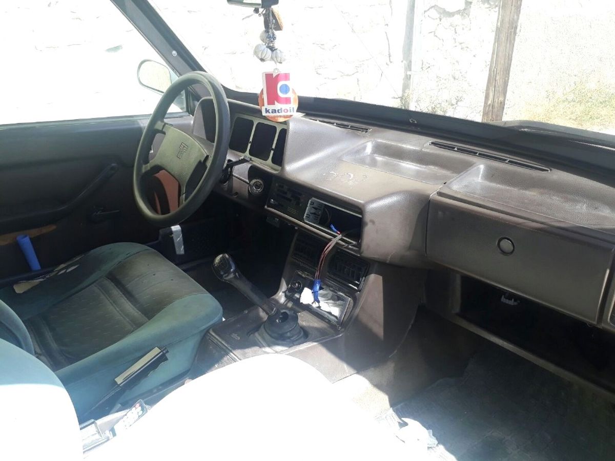 Park Halindeki Otomobilin Teybini Çaldılar