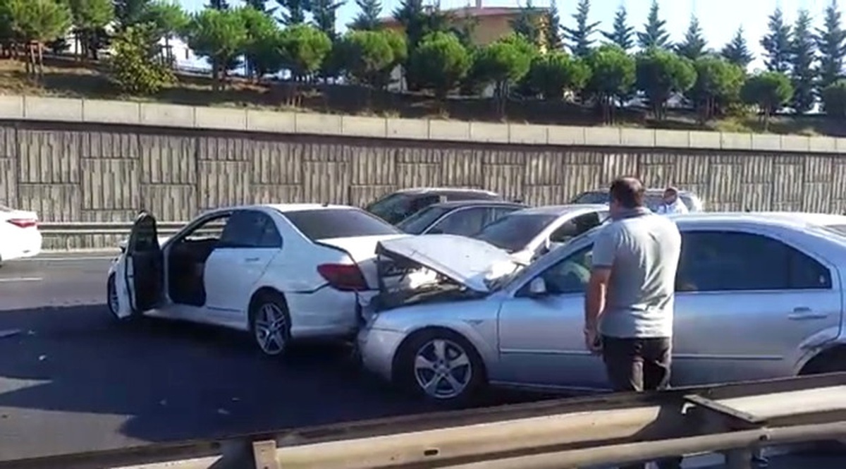 Tem Otoyolu\'nda Zincirleme Trafik Kazası