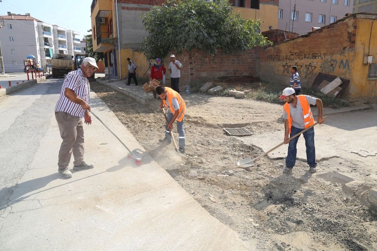 Turgutlu\'da Yollar Düzenleniyor