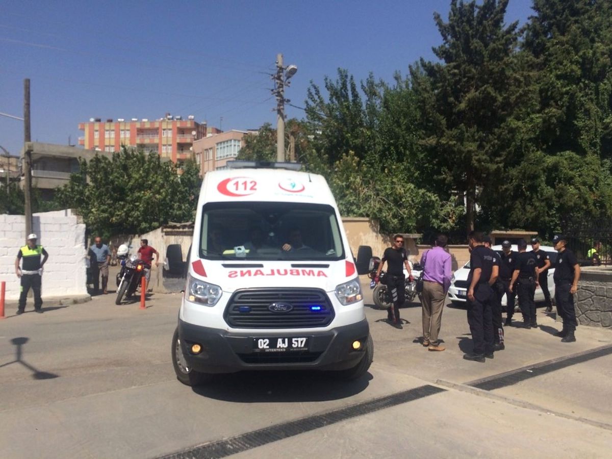 Adliye Bahçesinde Tekme Tokat Kavga: 2 Yaralı