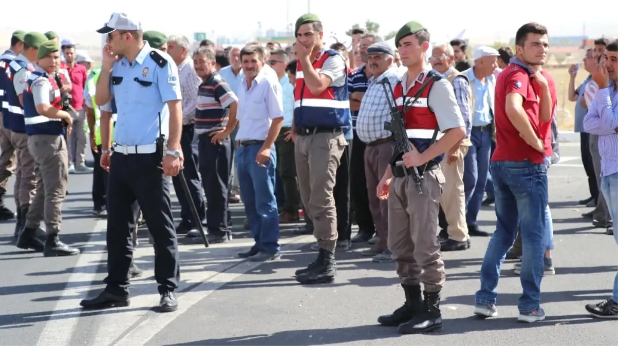 Aksaray\'da Ölümlü Kaza Sonrası Yol Kapatma Eylemi