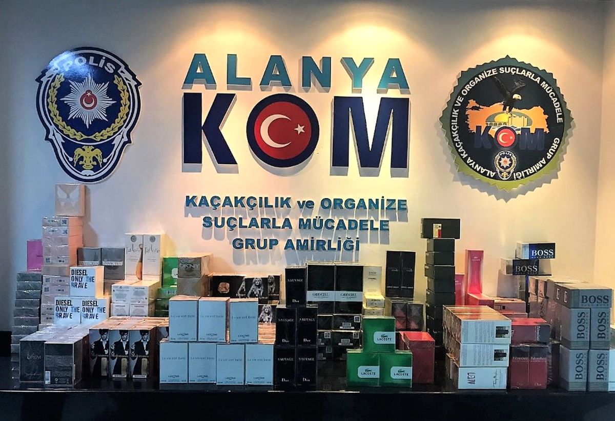 Alanya\'da 294 Adet Kaçak Parfüm Geçirildi