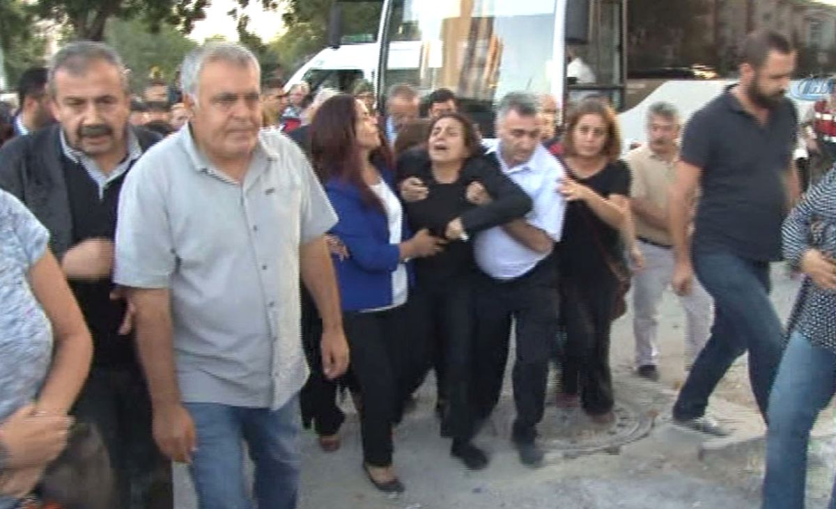Aysel Tuğluk\'un Annesinin Cenazesinde Gerginlik