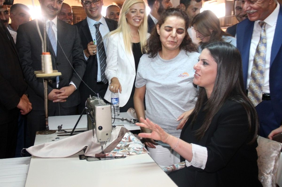 Bakan Sarıeroğlu, Dikiş Makinesinin Başına Geçti