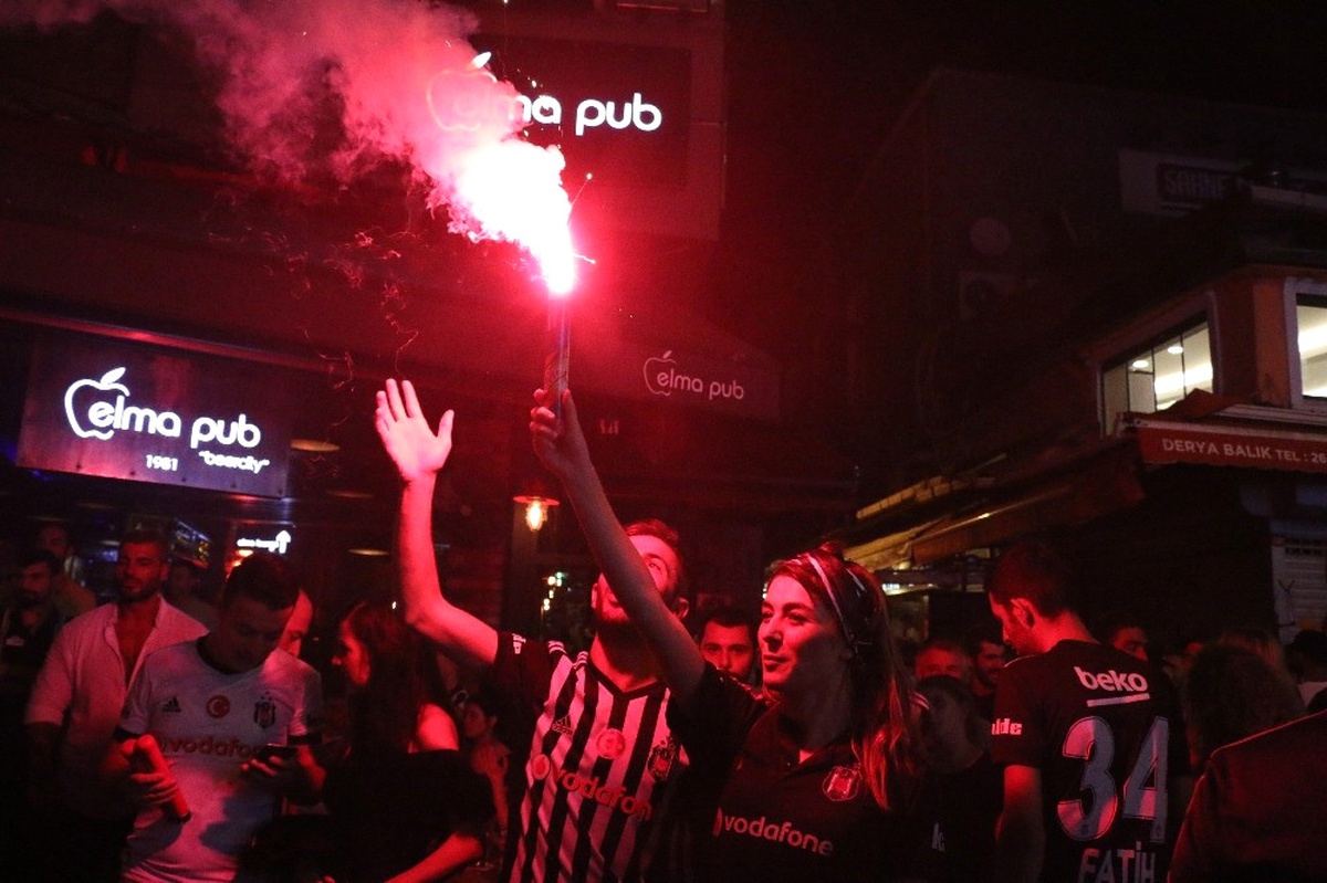 Beşiktaş Taraftarı Galibiyeti Çarşı\'da Kutladı