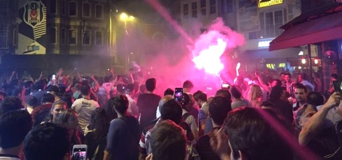 Beşiktaşlı Taraftarlar Porto Galibiyetini Kutladı