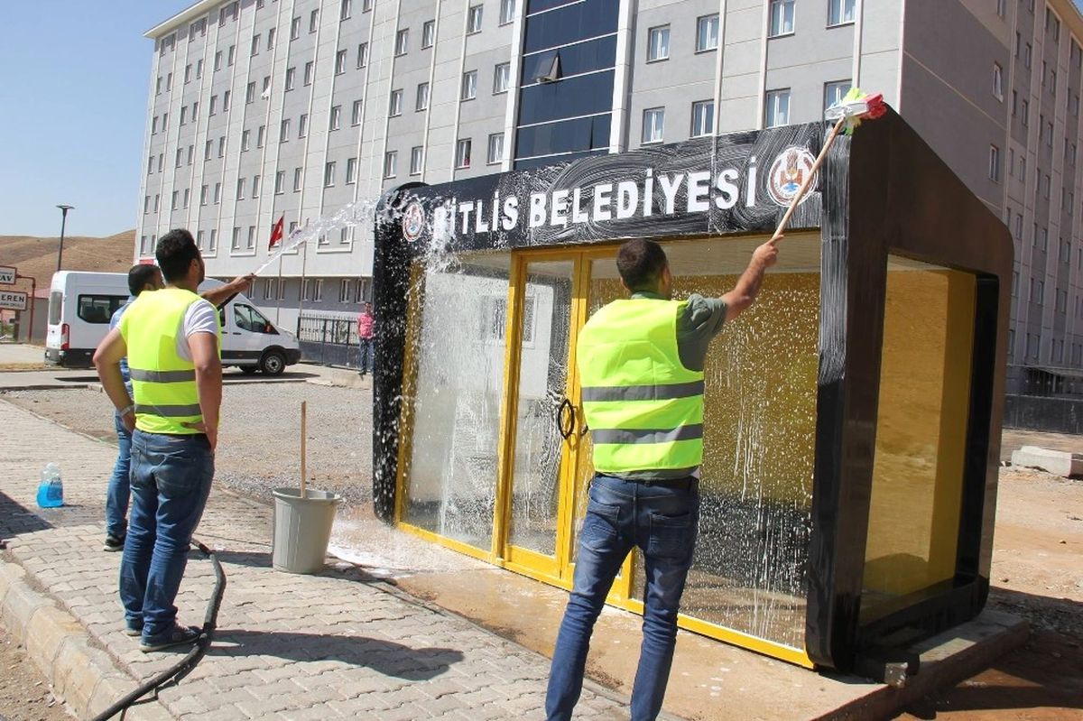 Bitlis\'te Otobüs Durakları Temizlendi