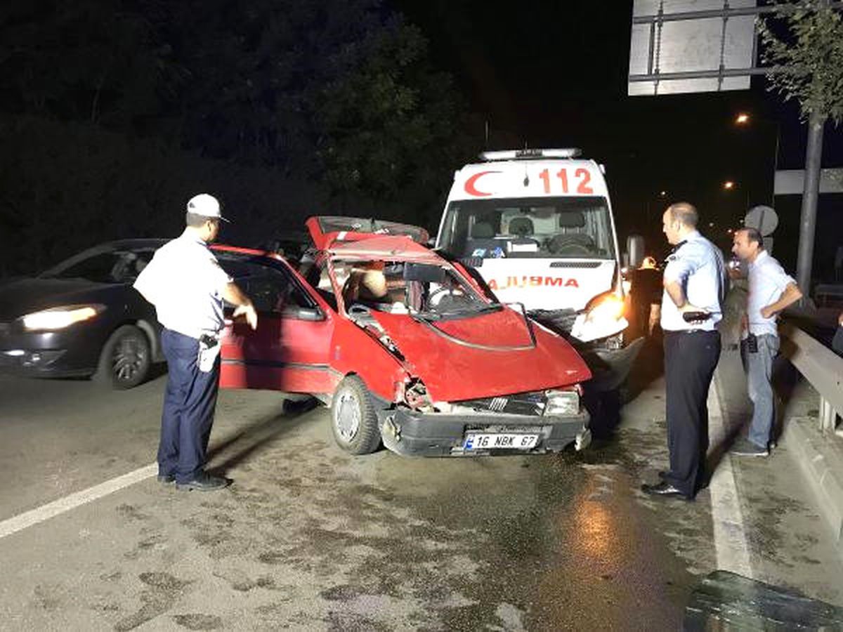 Bursa\'da Ambulansla Çarpışan Otomobildeki 4 Kişi Yaralandı