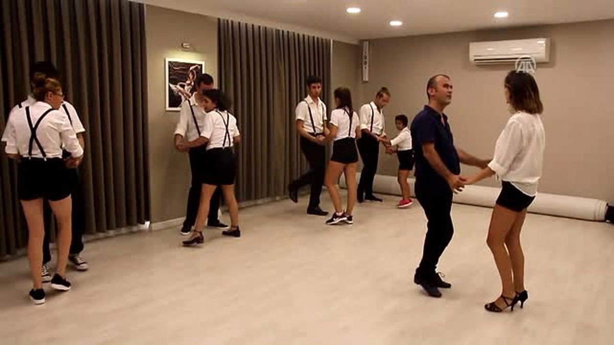 Dans Ederek Engellerini Aşacaklar