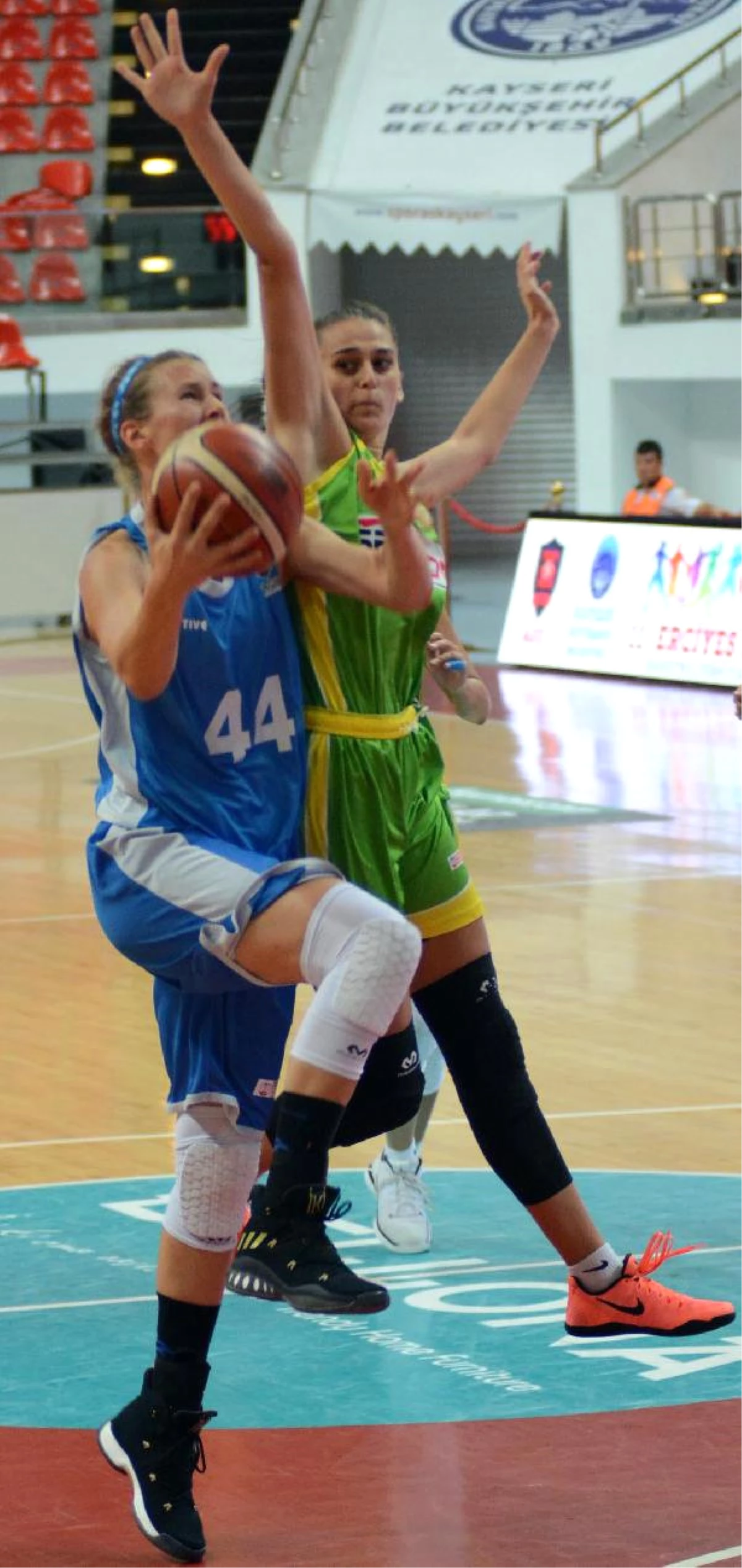 Erciyes Cup\'ta Ev Sahibi Takım İlk Gün Mağlup Oldu: Agü Spor-İstanbul Üniversitesi: 52-53