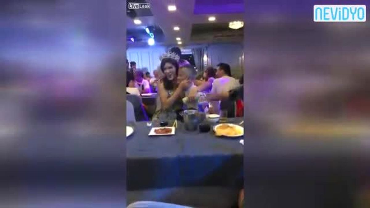 Eşinin Yanında Başka Kadını Öpünce Ortalık Karıştı