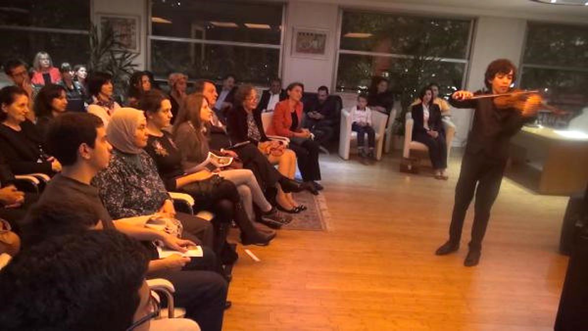Genç Kemancı Bartu Özsoy, Paris\'teki Resitali ile Müzikseverlerden Tam Not Aldı
