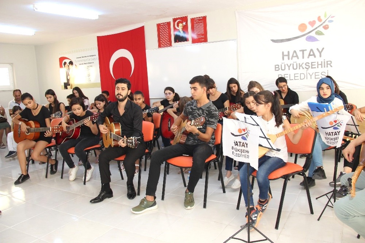 Hatmek Gitar ve Bağlama Kursiyerlerinden Mezuniyet Konseri