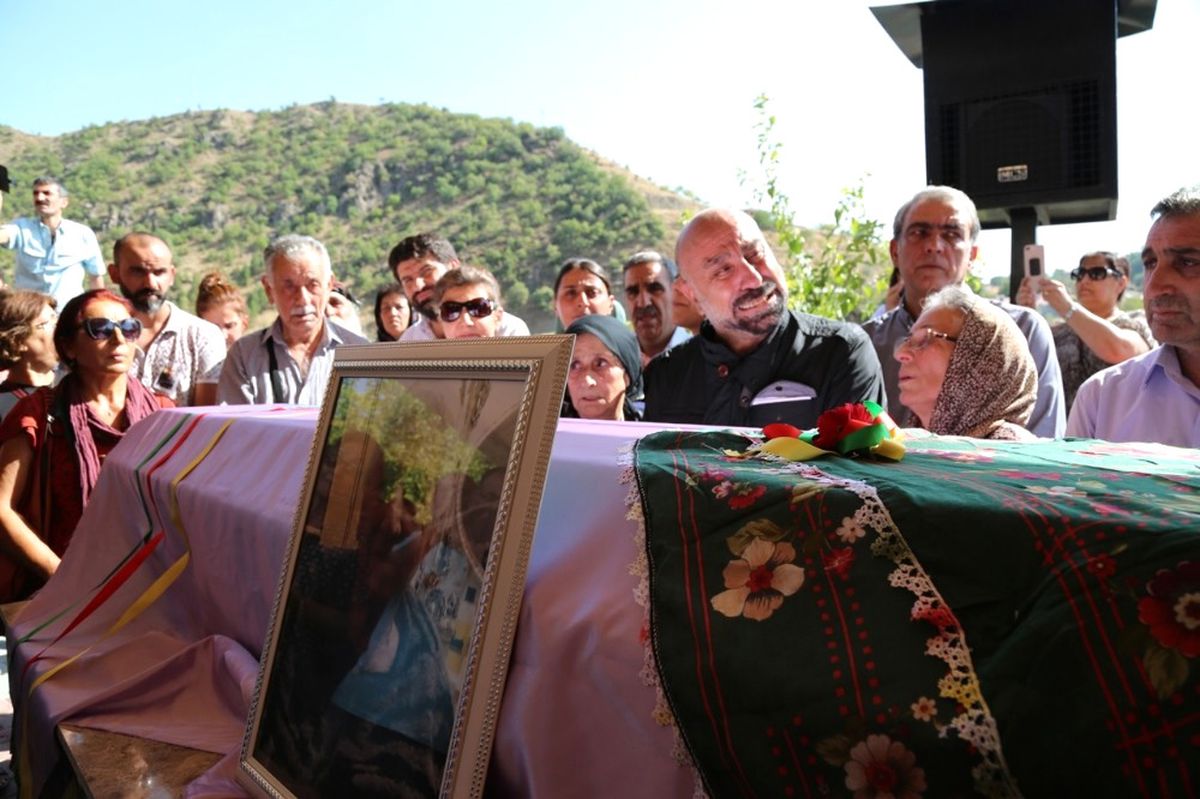 Hdp\'li Tuğluk\'un Annesinin Cenazesi Tunceli\'de Toprağa Verildi