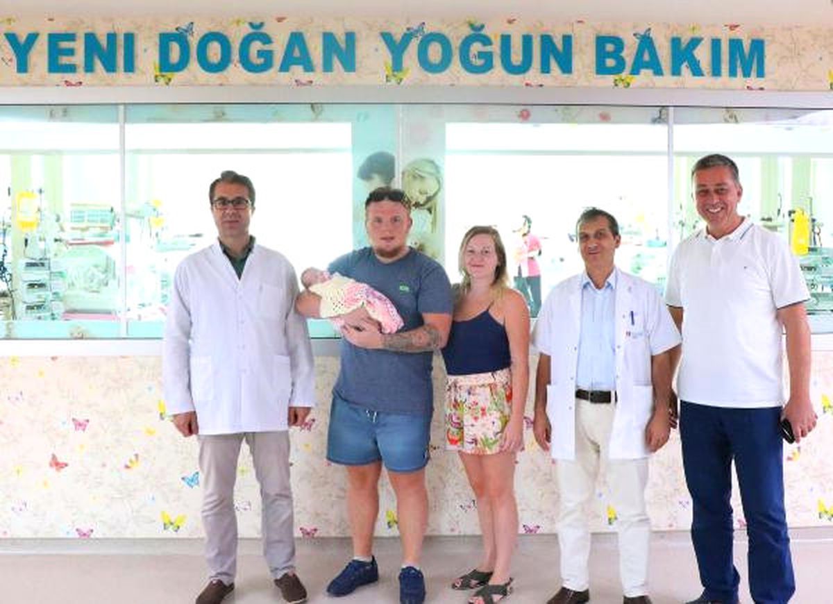 İngiliz Çift, Erken Doğan Bebeklerini 75 Gün Sonra Kucaklarına Aldı