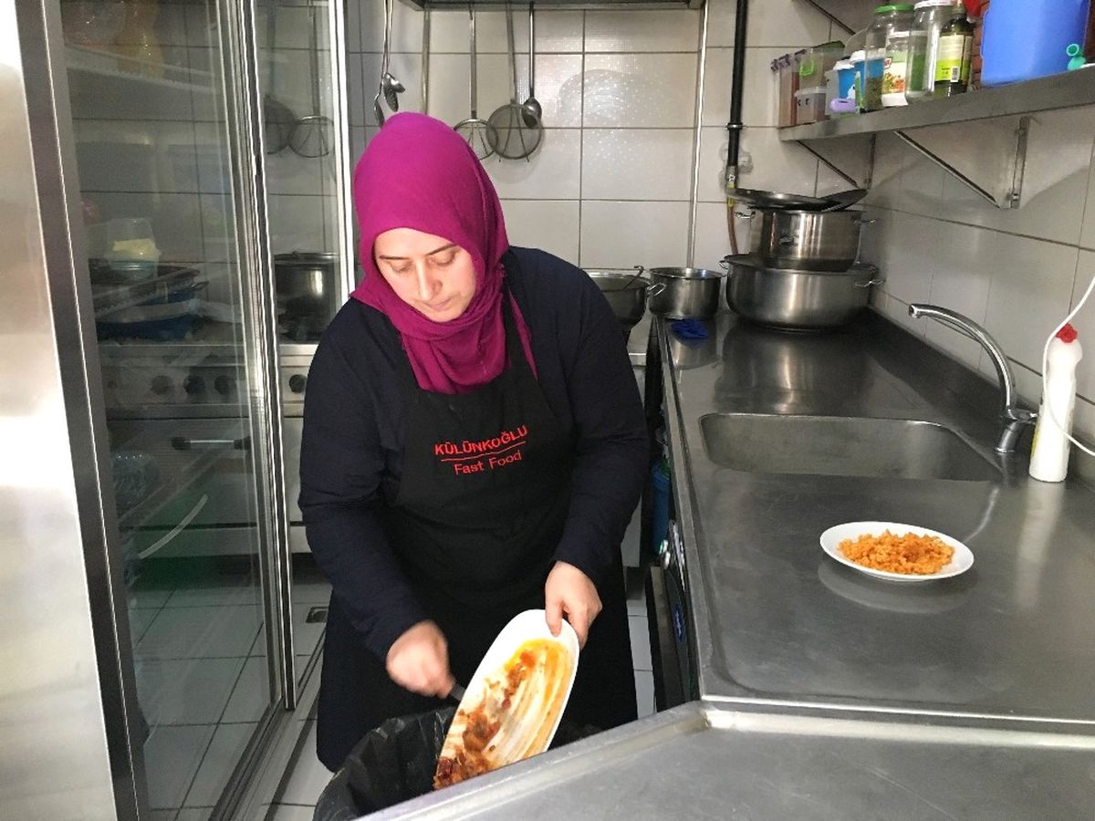 Kağıthane\'de Yemek Artıkları Sokak Hayvanlarının Yemeği Oluyor