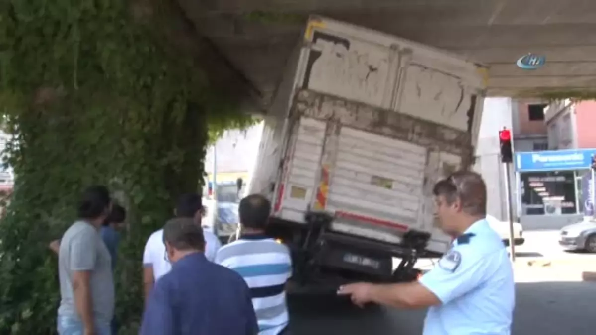 Kamyon Kasası Metro Geçidine Sıkıştı