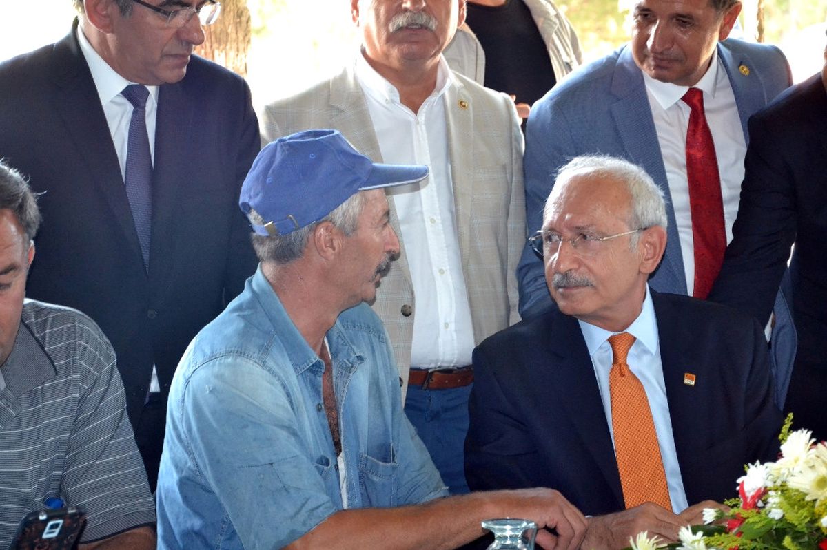 Kılıçdaroğlu, Balıkesir\'de Vatandaşlarla Bir Araya Geldi