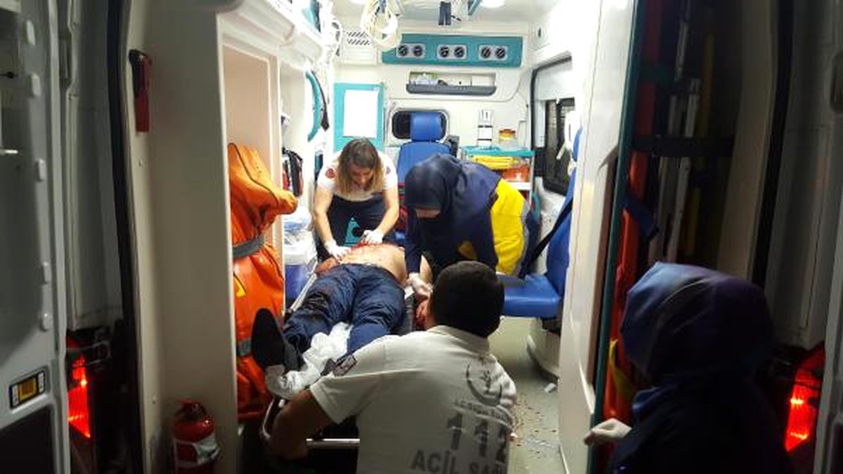 Komşusuyla Tartışıp Cama Yumruk Attı, Tedavi Olmamak İçin Direndi