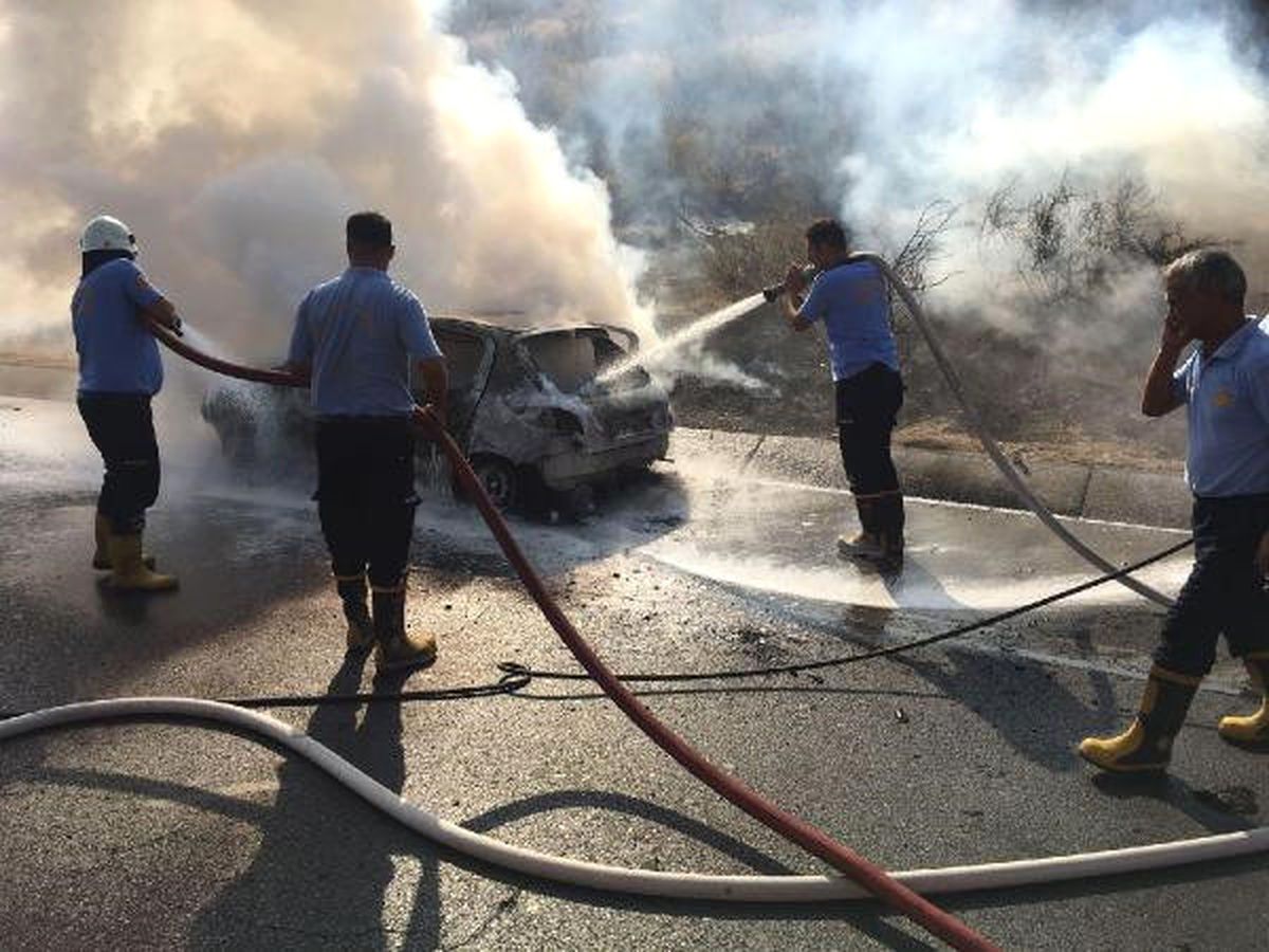 Mersin\'de Seyir Halindeki Otomobil Alev Alev Yandı