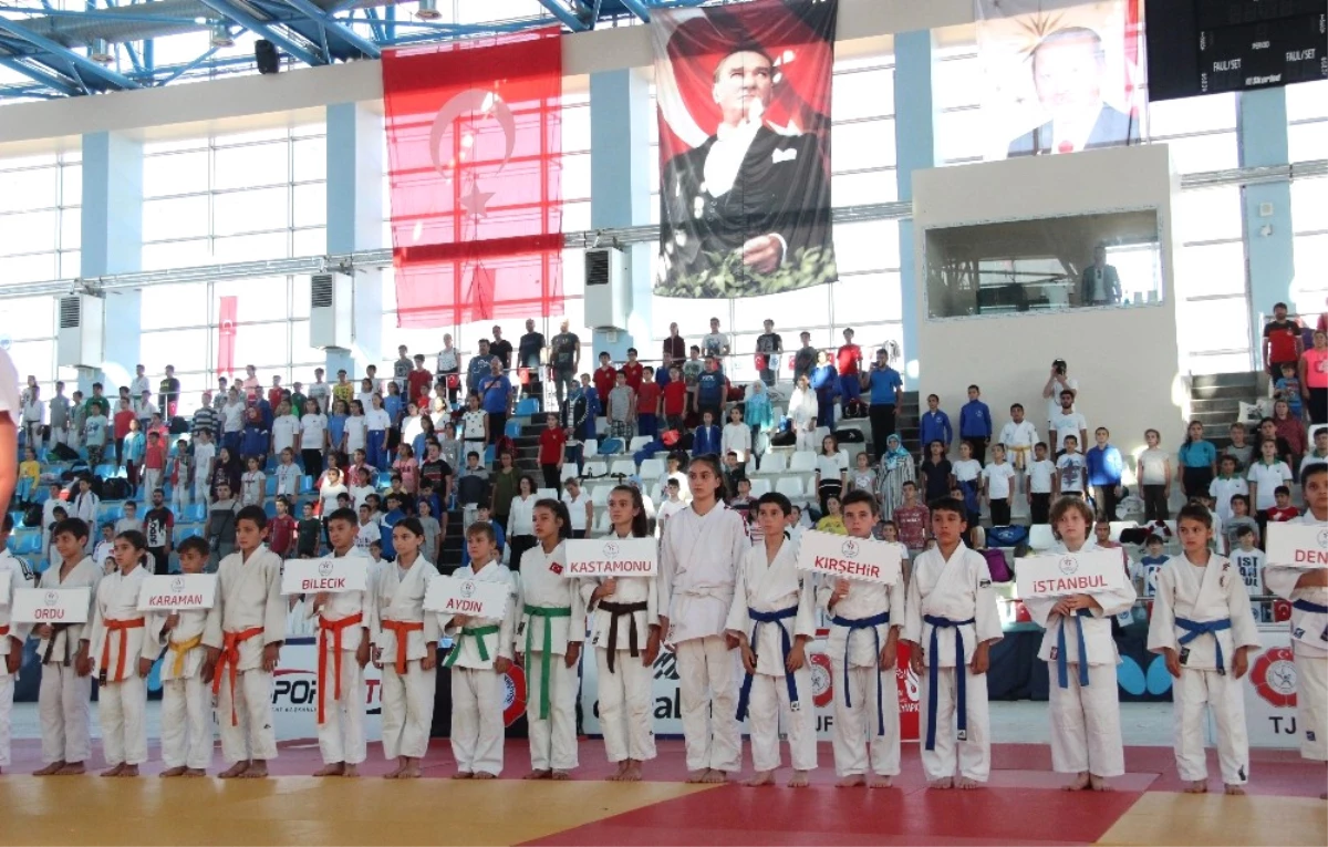 Minikler Türkiye Judo Şampiyonası, Karaman\'da Başladı