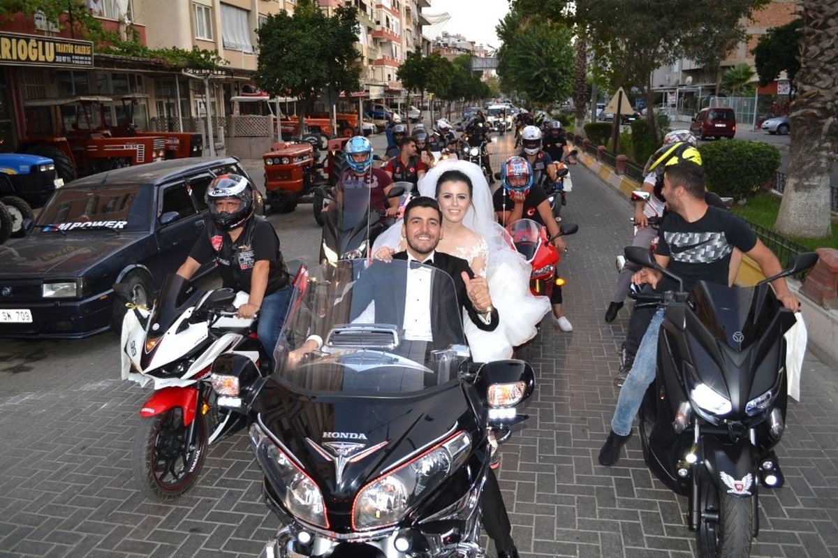 Nazilli\'de Motosikletli Düğün Konvoyu
