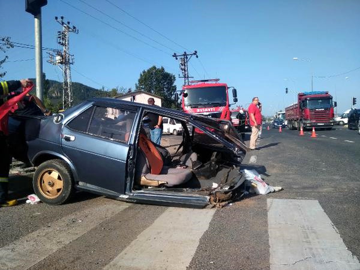 Otobüsle Çarpışan Otomobil İkiye Ayrıldı: 3 Yaralı