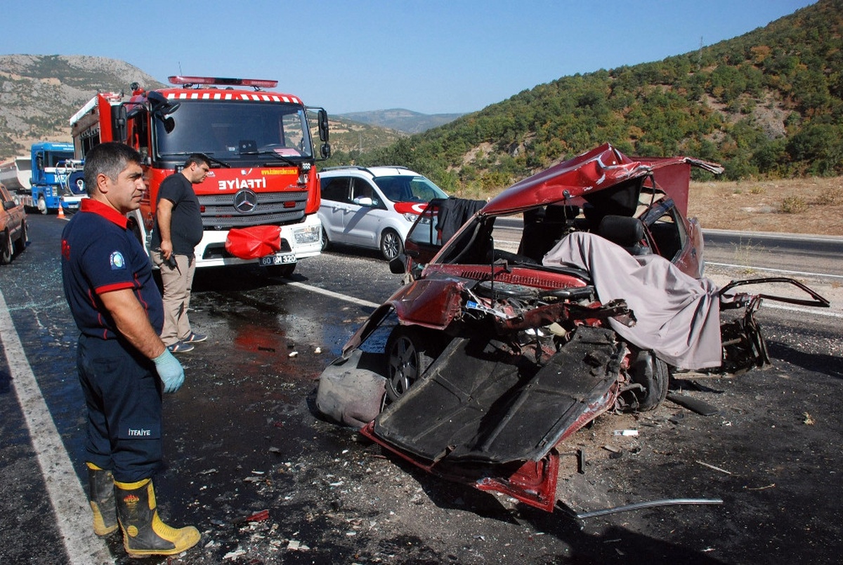 Otomobil Hafif Ticari Araçla Çarpıştı: 1 Ölü, 7 Yaralı
