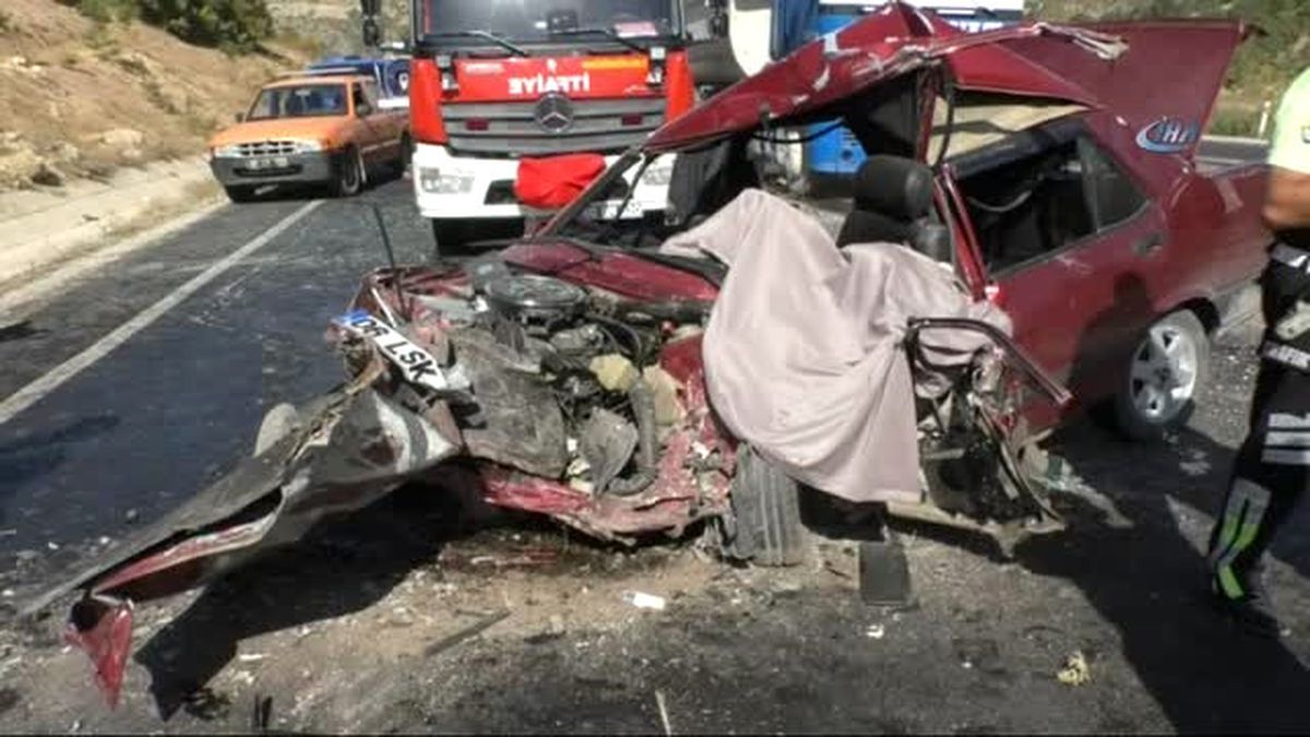 Otomobil ile Hafif Ticari Araç Çarpıştı: 1 Ölü, 7 Yaralı