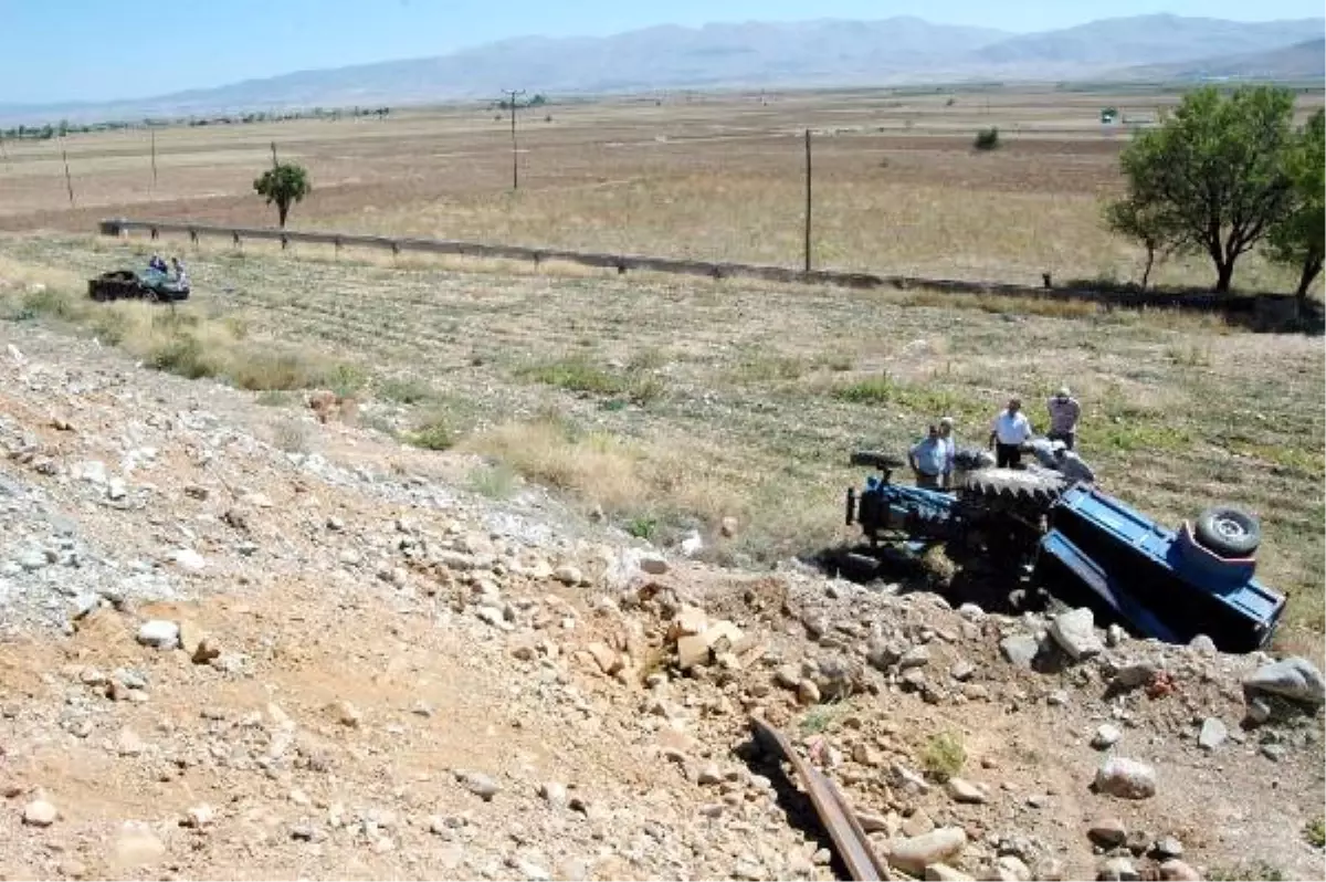 Otomobil Traktöre Çarptı: 6 Yaralı