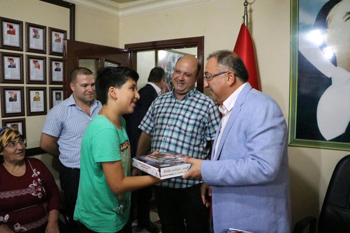 Salman, Şehit ve Gazi Çocuklarına Kırtasiye Malzemesi Dağıttı