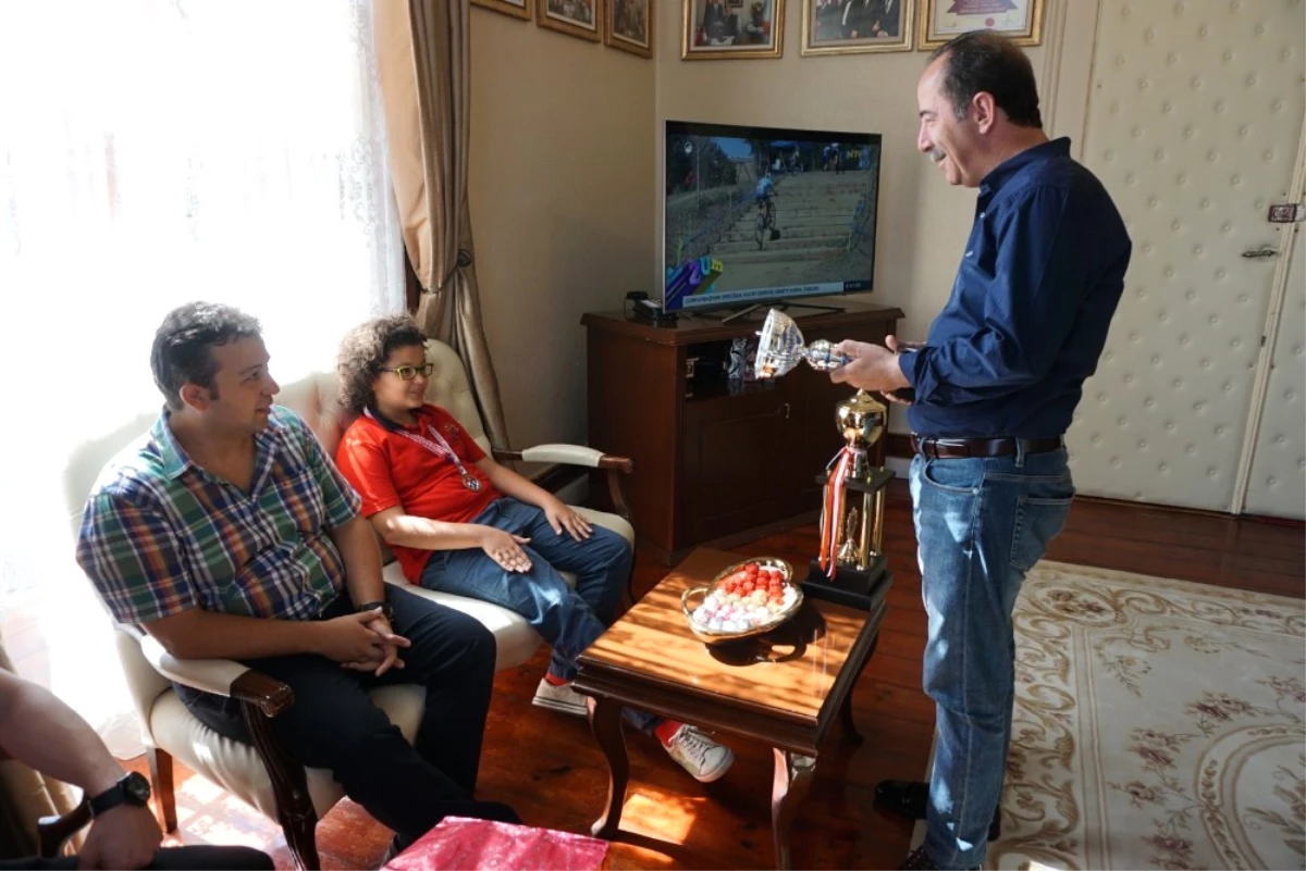 Satrancın Şampiyonlarından Gürkan\'a Ziyaret