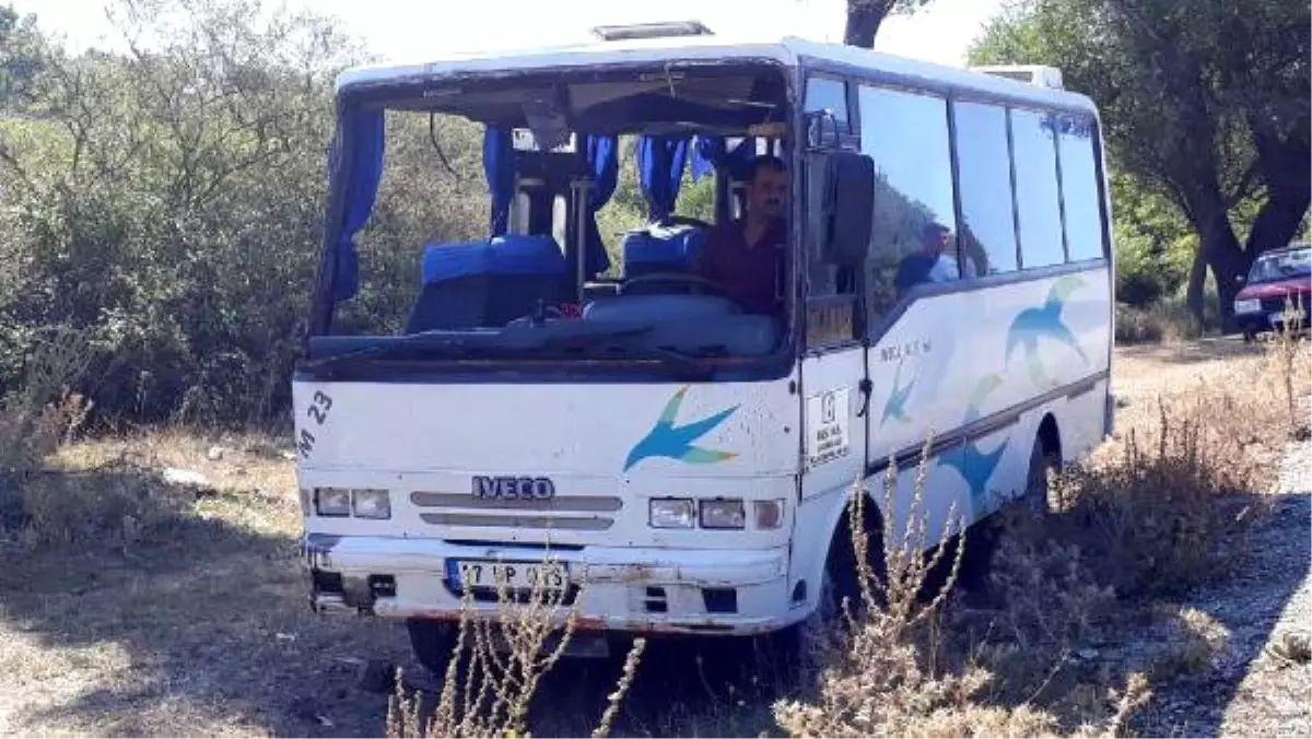 Servis Midibüsü Devrildi: 12 Yaralı