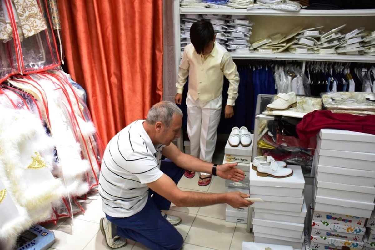 Şölen Öncesi Minikler Sünnetliklerini Seçip Erkekliğe İlk Adımı Attılar