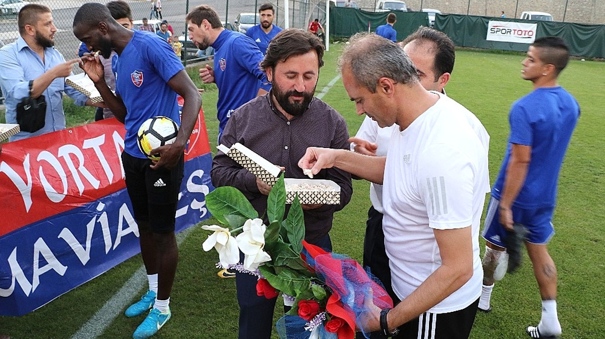 Taraftarlardan Futbolculara Cevizli Helva Dopingi