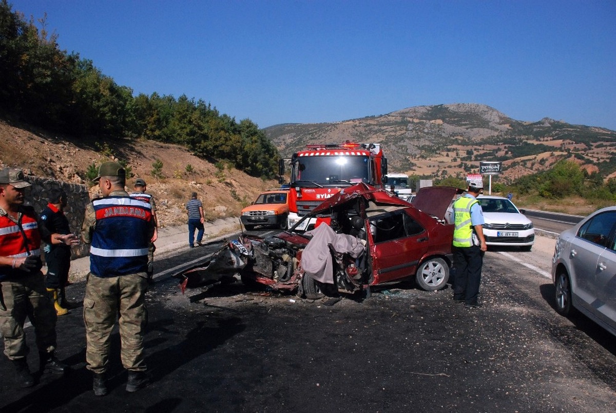 Tokat\'ta Otomobil ile Hafif Ticari Araç Çarpıştı: 1 Ölü, 7 Yaralı