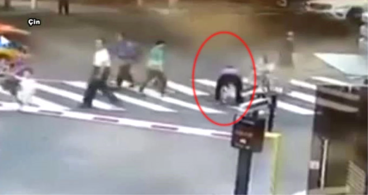 Çin\'de Korkunç Kaza! Torununa Tuvaletini Yaptırırken Aracın Altında Kaldılar