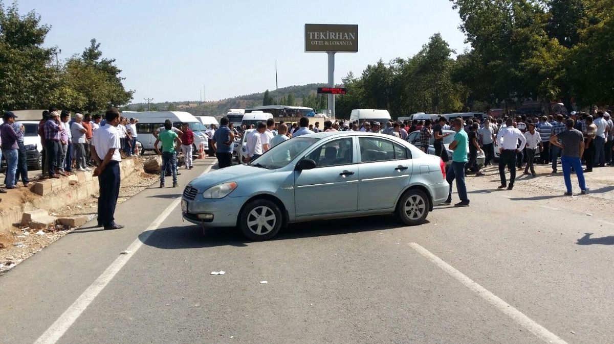 Trafik Kazasından Sonra Karayolunu Trafiğe Kapattılar