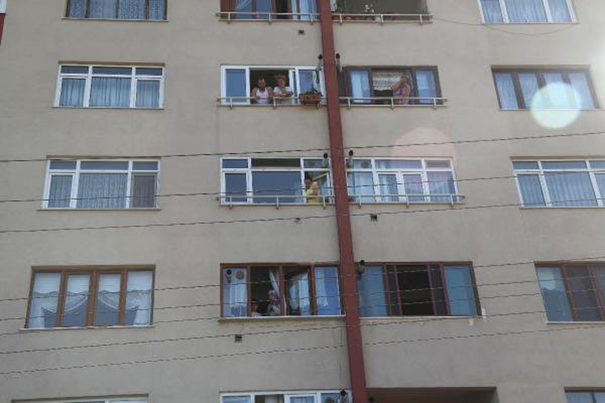 Yangın Merdiveni Kilitli Binada Mahsur Kaldılar